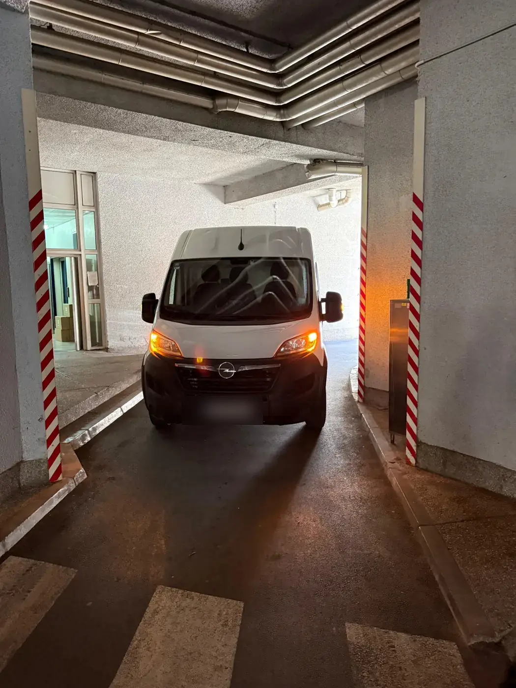 Kombi na dostavi u garaži poslovne zgrade